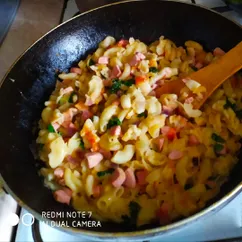 Рожки с овощами, грибами, зеленью, сосисками