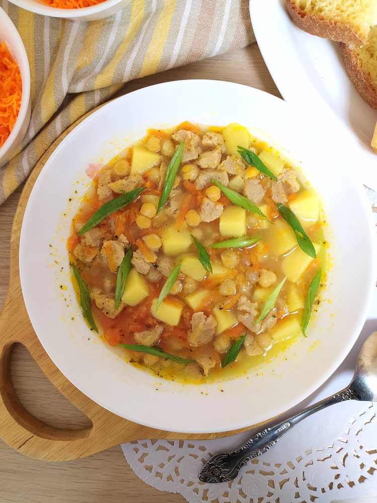 Суп с нутом, соевым мясом и морковью (веганский)