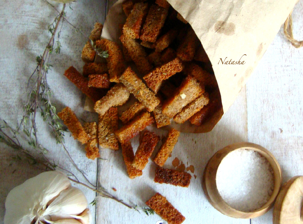 Чёрные сухарики с чесноком и тимьяном