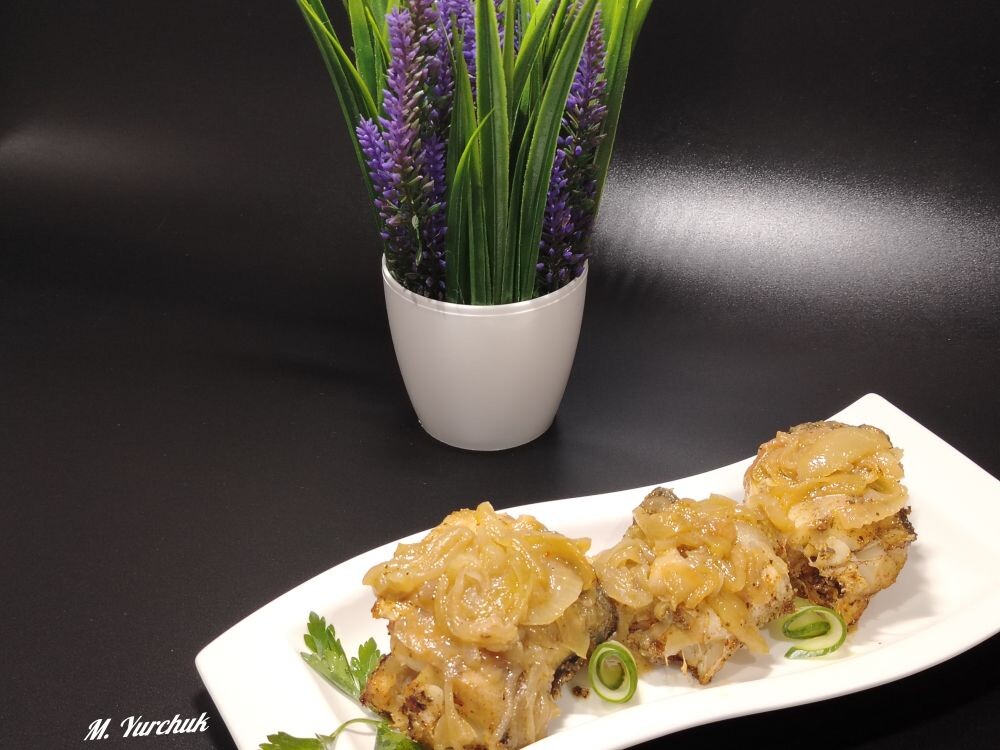 Минтай в духовке на луковой подушке