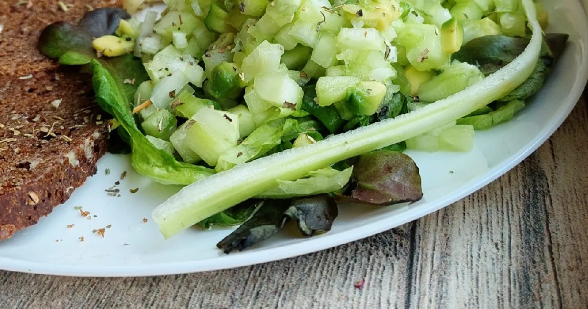 Огуречный салат с горошком и сельдереем