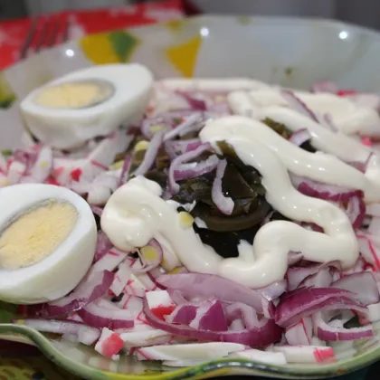 Салат из морской капусты и крабовых палочек