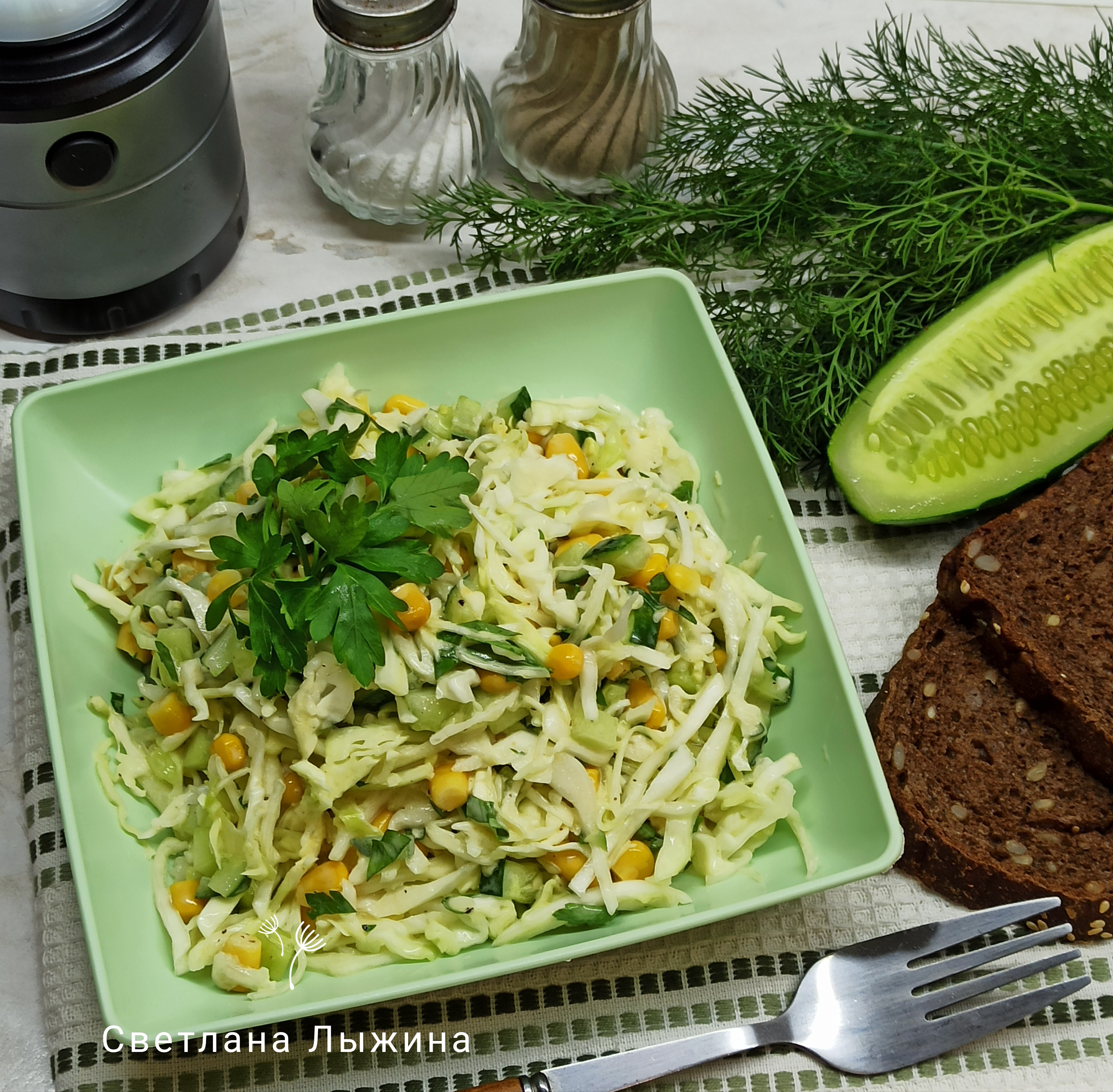 Салат из молодой капусты, огурцов и кукурузы