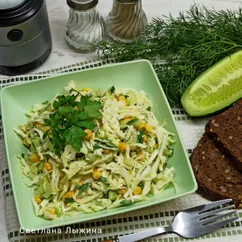 Салат из молодой капусты, огурцов и кукурузы