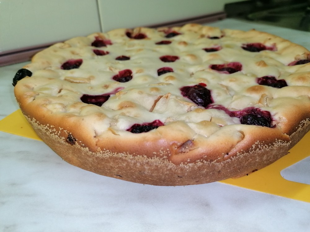 Шарлотка с яблоком 🍏 и вишней 🍒