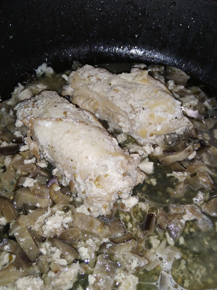 Рулеты из куриного филе с рикоттой и баклажанами