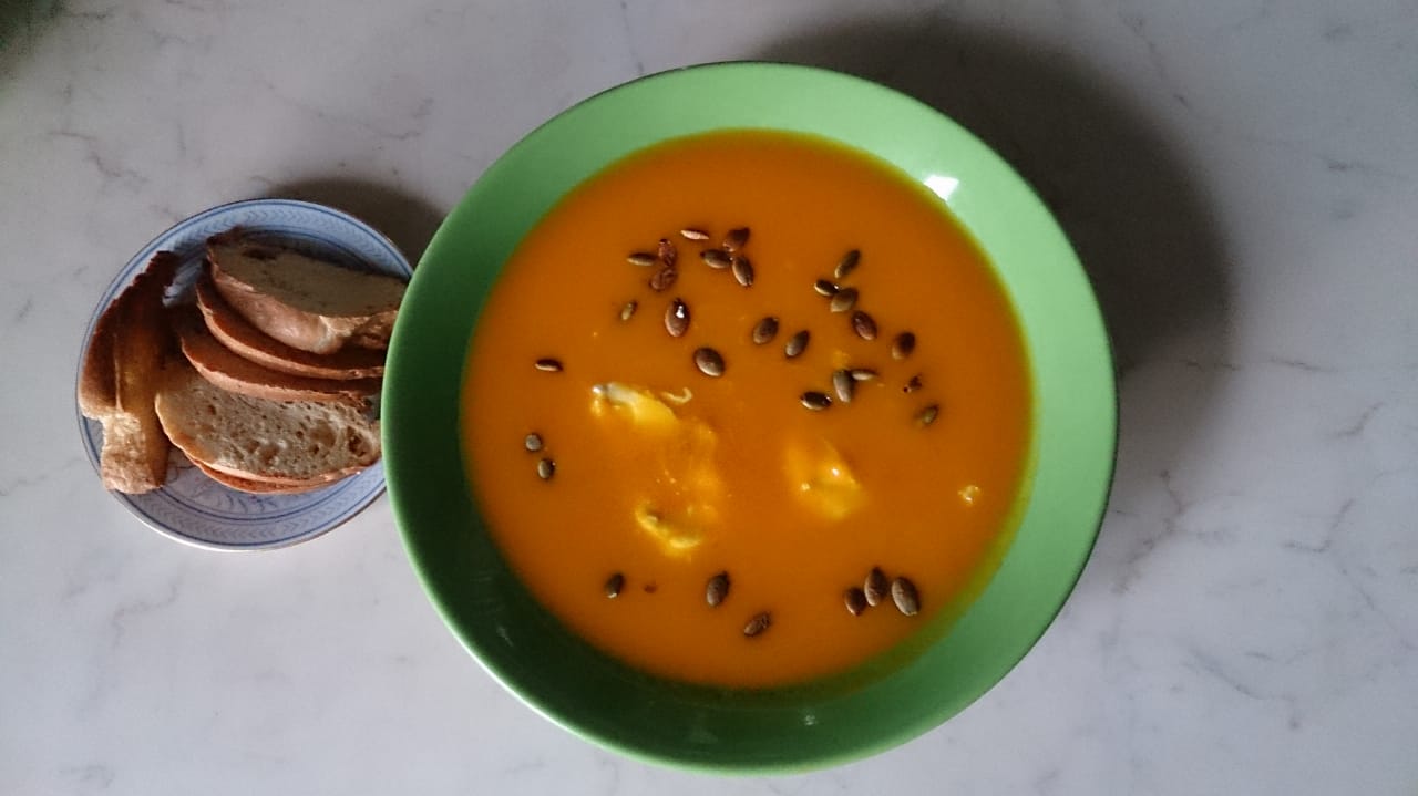 Тыквенный суп с семечками