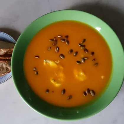 Тыквенный суп с семечками