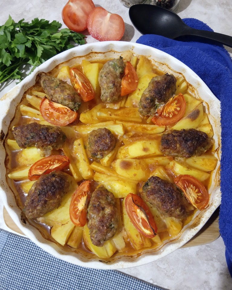 Котлеты с картофелем и томатами в духовке