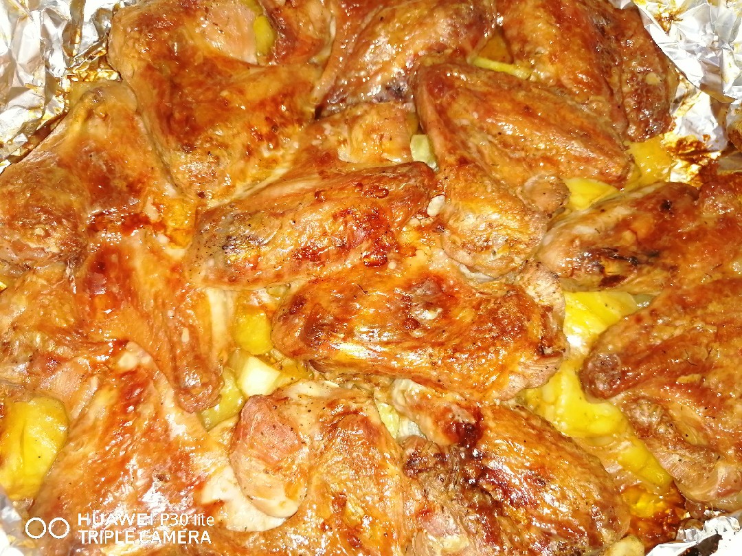 Куриные крылышки в чесночном маринаде...с картофелем