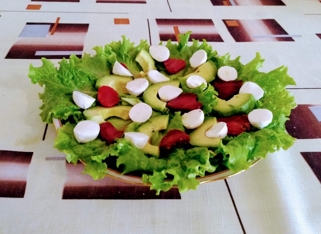 Салат с клубникой, сыром "Моцарелла" и авокадо