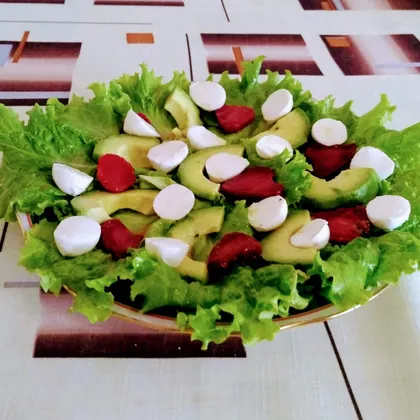 Салат с клубникой, сыром "Моцарелла" и авокадо
