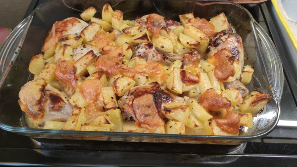 Нежная курочка с картошкой и шампиньонами