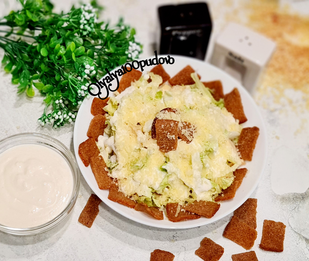 Салат с варёной курицей, яйцами и кукурузой