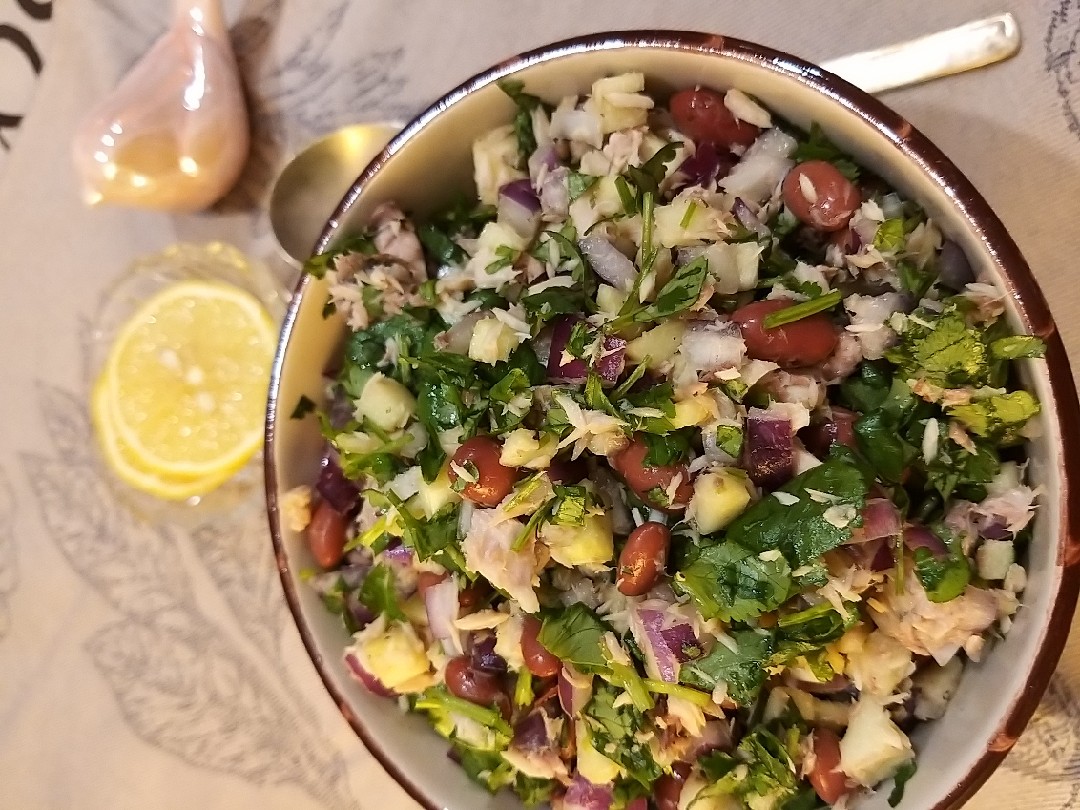 Салат с тунцом, помидорами и фасолью: рецепт - Лайфхакер