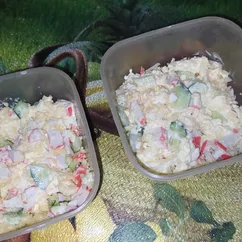 Салат с крабовыми палочками и огурцом