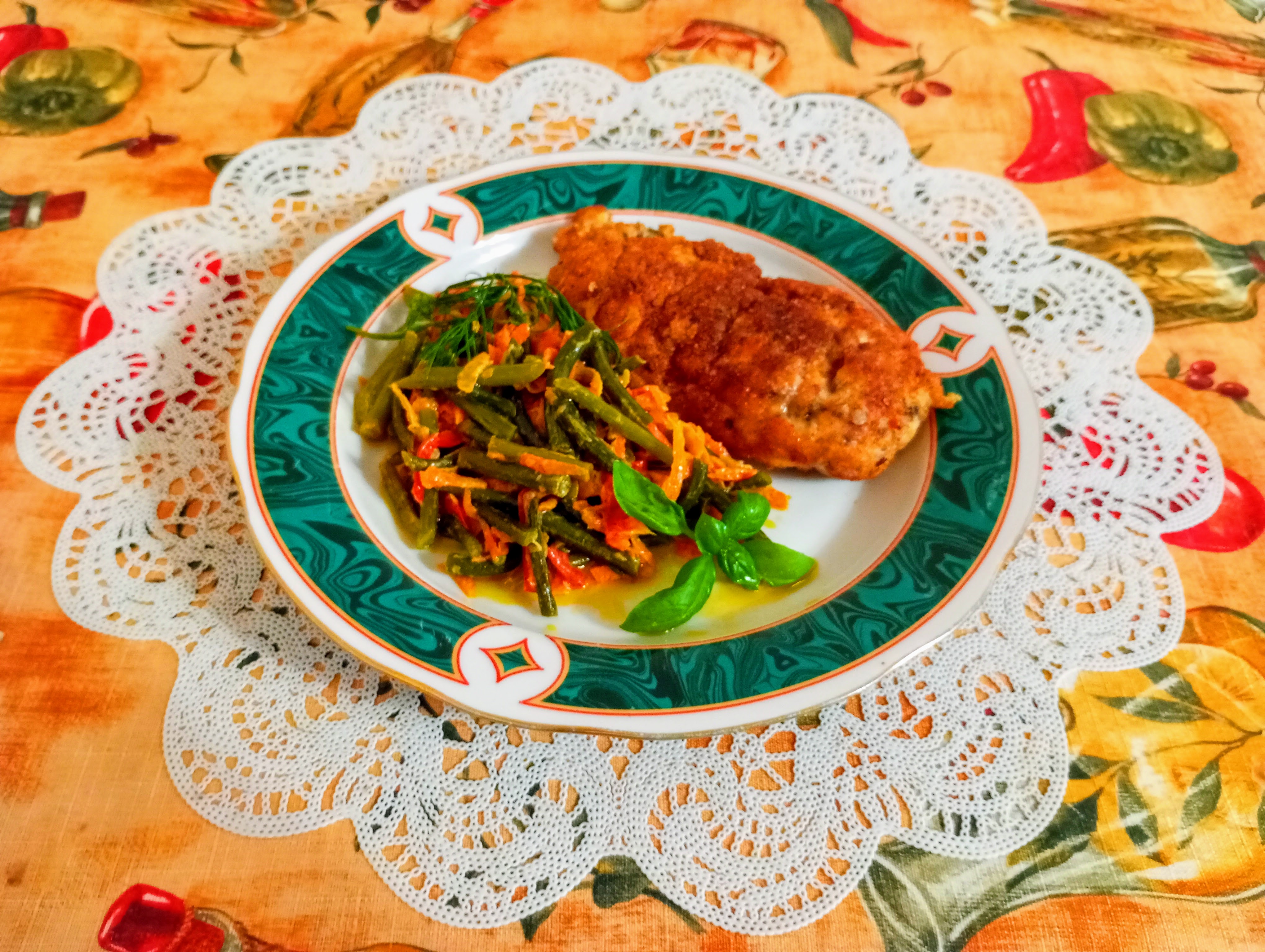 Шницель куриный и жареные чесночные стрелки с овощами