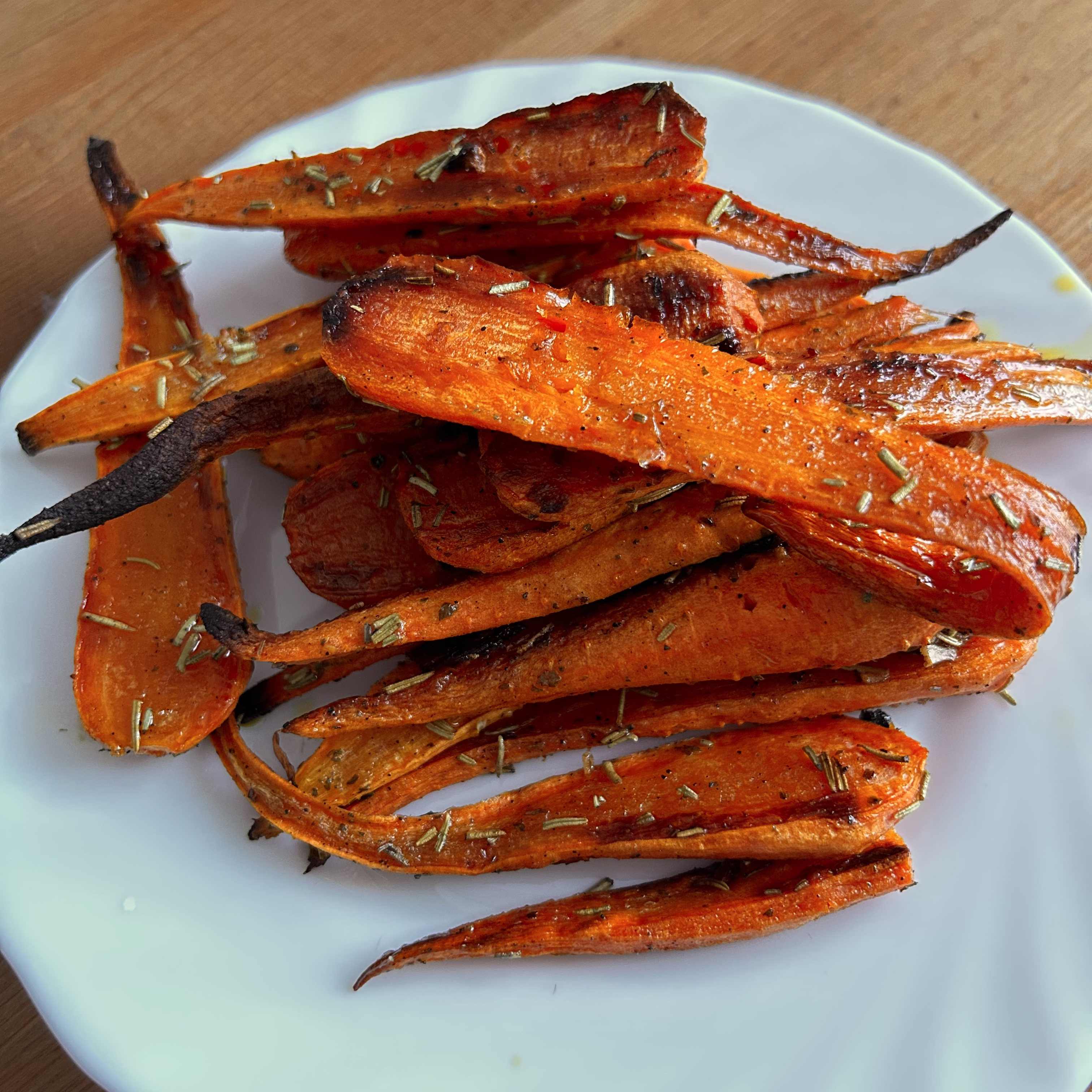 Печеная морковь с розмарином и чесноком в масле