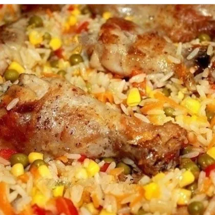 Рис с овощами и жареной курицей