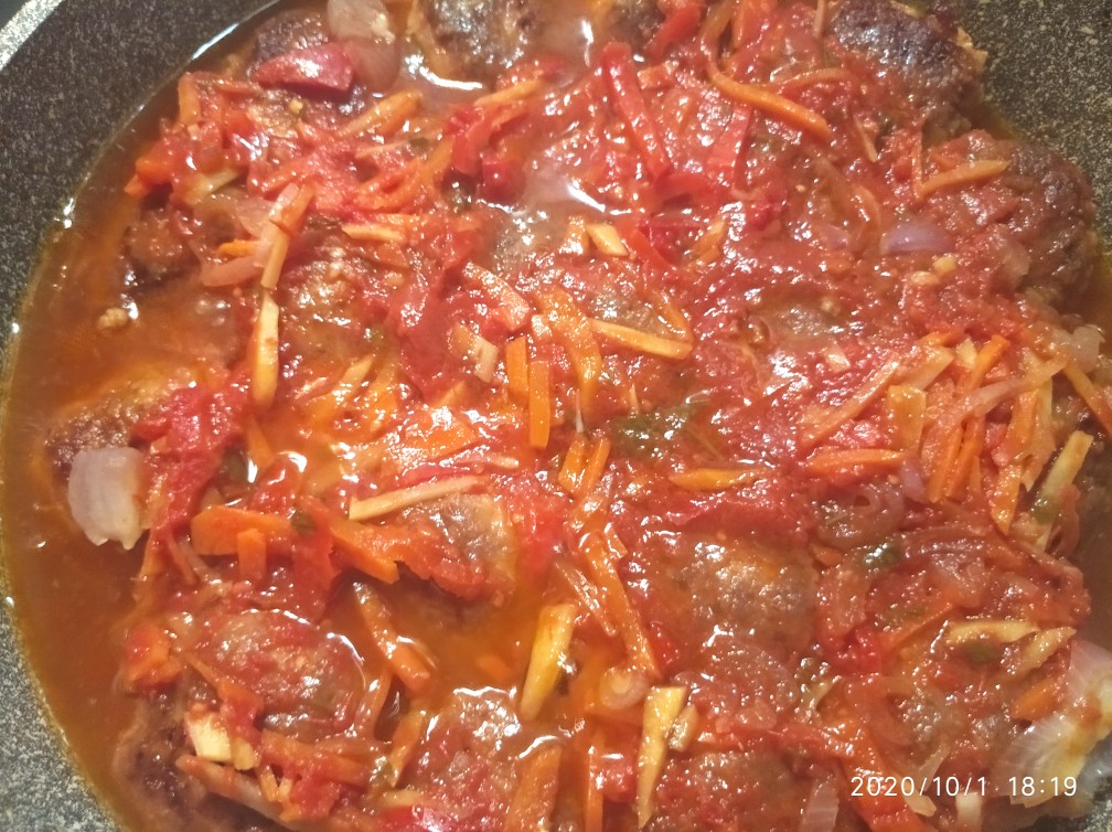Тефтели, запечённые в духовке с томатным соусом - Лайфхакер
