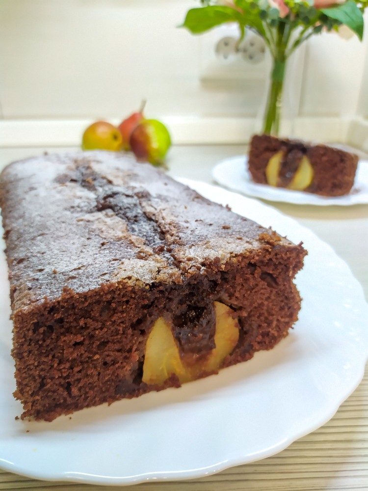 Шоколадный кекс с грушами