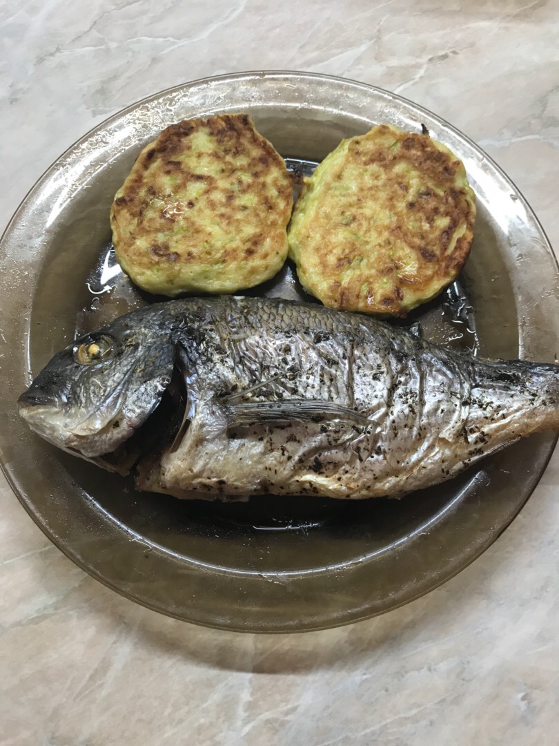 Кабачковые оладьи с дорадо