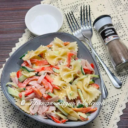 Теплый салат с макаронами и карбонадом