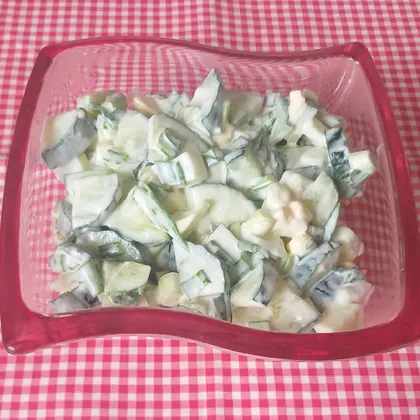 Салат из огурцов и зеленого лука