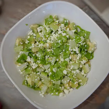 Белковый салат с авокадо и творогом