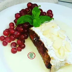 Венский штрудель с яблоком и вишней!🥧🍰