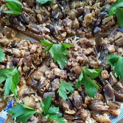 Салат из баклажанов с орехово-чесночной заправкой