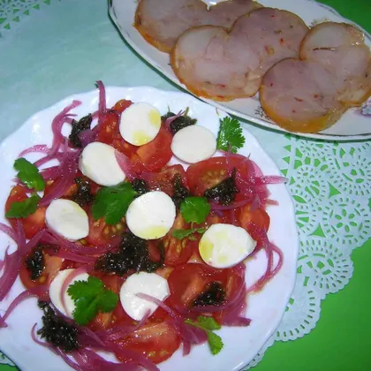 Салат из промидорчиков черри, с моцареллой и маринованным луком