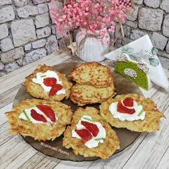 Картофельные драники с творожным сыром и вялеными помидорами