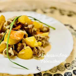 Оленина в сливках, с картошкой, в мультиварке