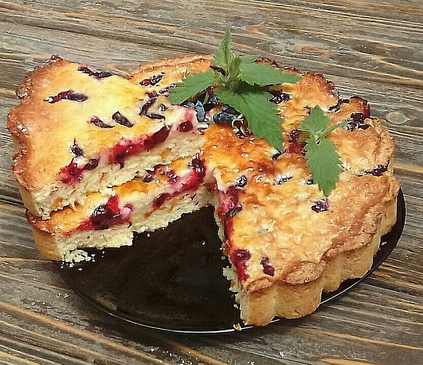 Простой ягодный пирог с черной смородиной рецепт с фото
