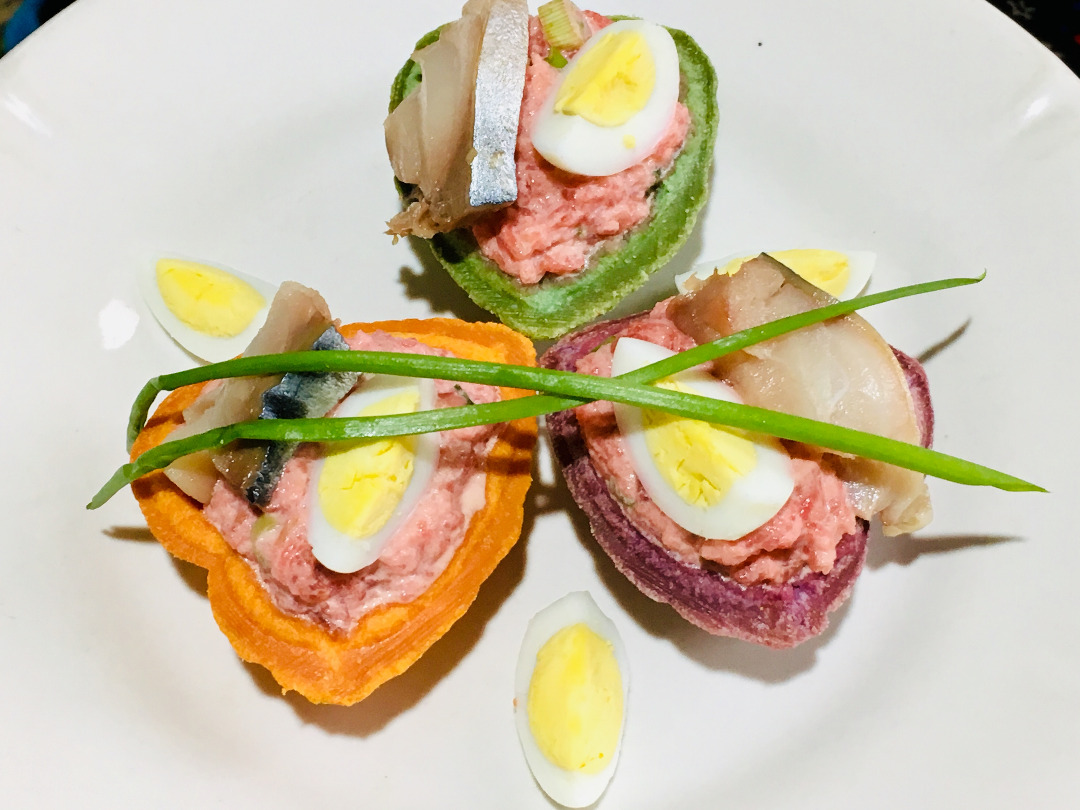 Свекольный салат с соленой скумбрией в тарталетках