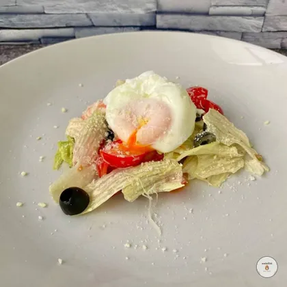 Овощной салат с яйцом-пашот