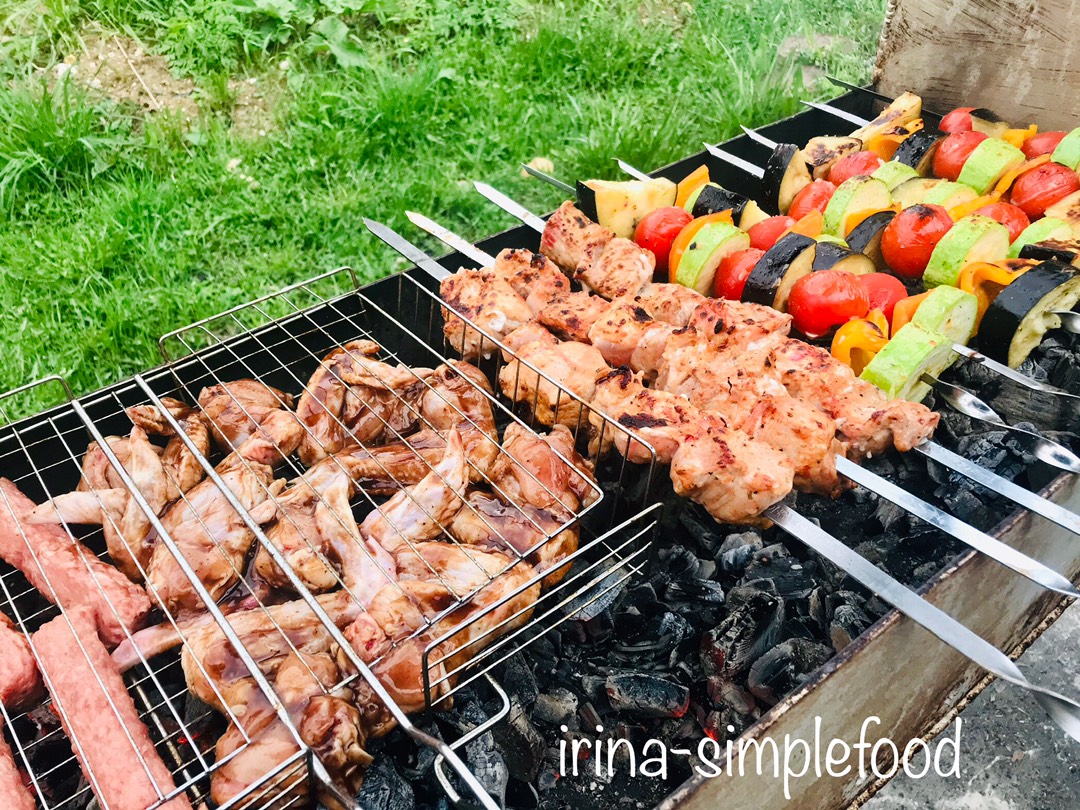 Барбекю с овощными шашлыками и соусом сальса