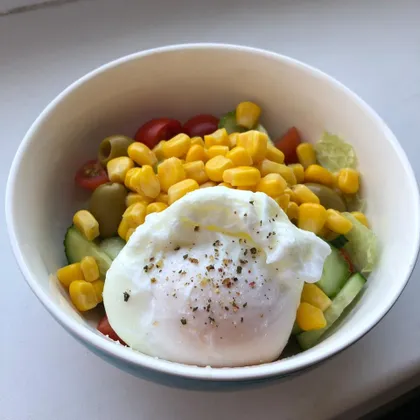 Летний салат с яйцом-пашот