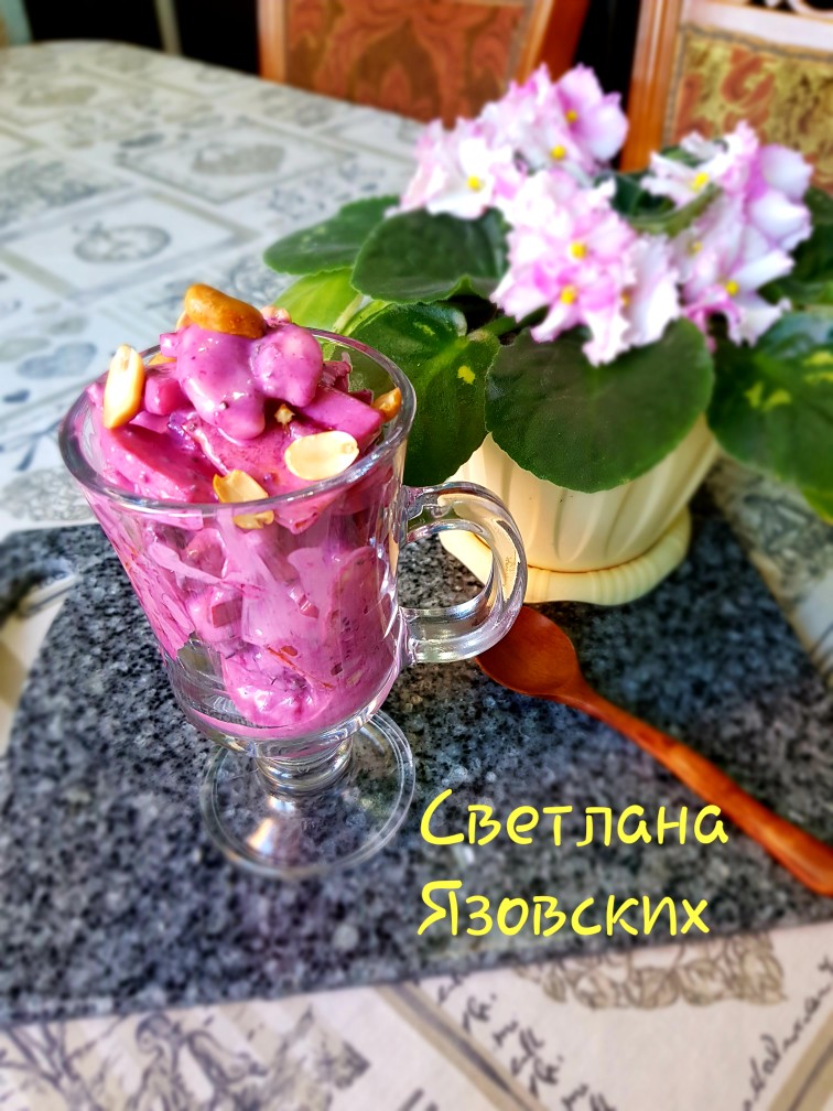 Фруктовый салат с бананом, яблоком и голубикой