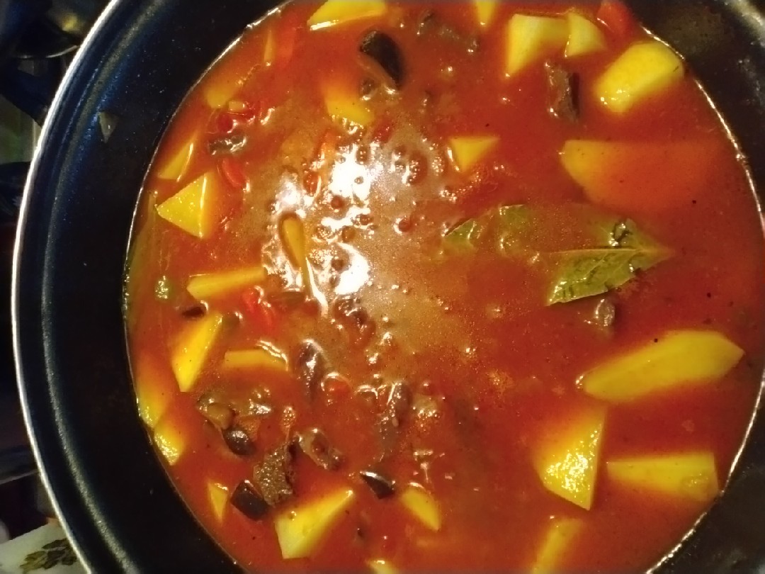 Картофель тушёный с мясом и томатом