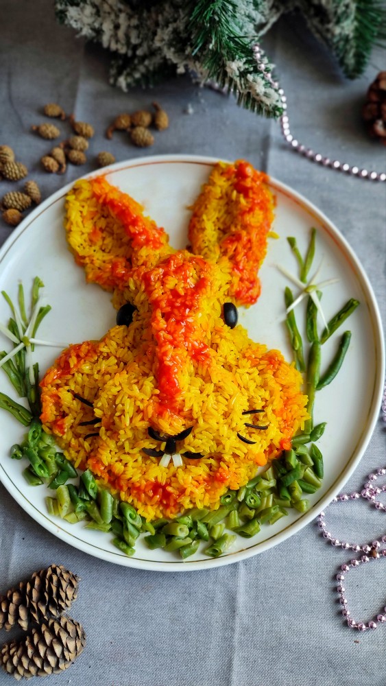 Гарнир -рис с овощами в форме кролика