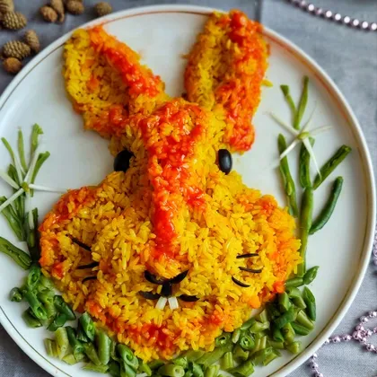 Гарнир -рис с овощами в форме кролика