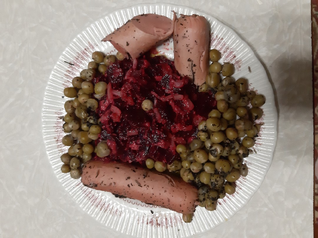 Свекла с зелёным горошком в соусе