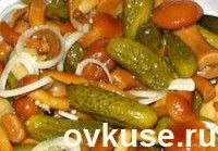 Салат постный с огурцами, луком и опятами