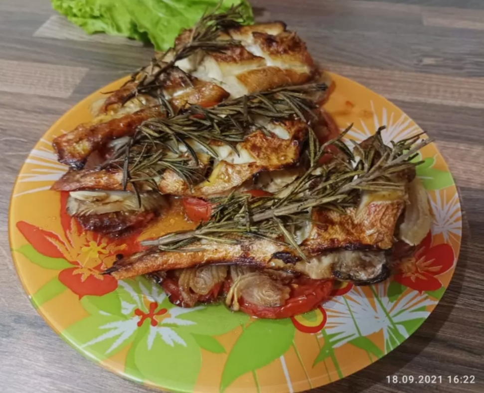 Морской окунь в духовке с розмарином