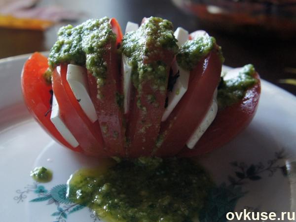 Салат Капрезе с соусом песто