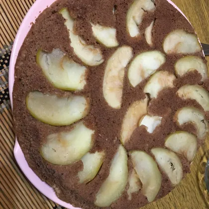 Шоколадно-яблочный пирог со смородиной