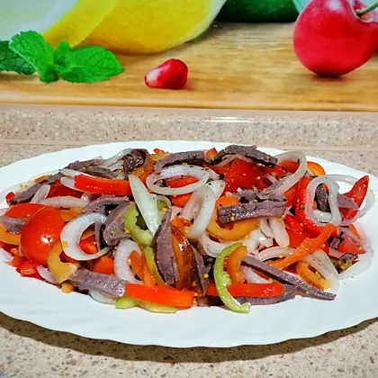 Салат с отварной говядиной, маринованным лучком и овощами