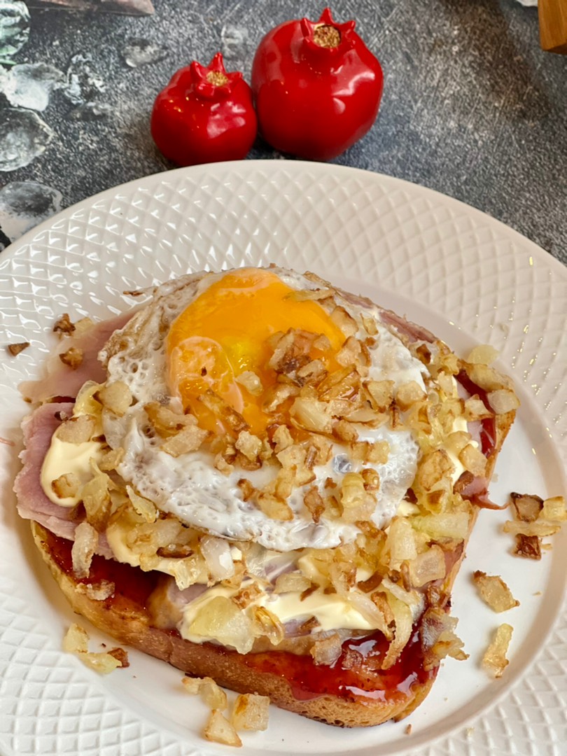 Тост с индейкой, брусничным соусом и карамелизированным луком